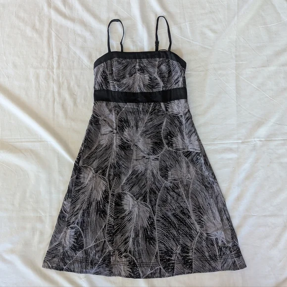 Dynamite Black and White Leaf Print Midi Dress - Picture 5 of 10